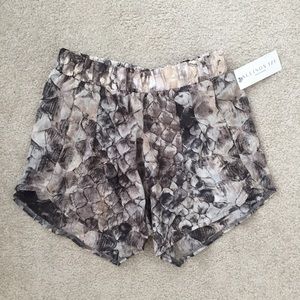 NWT elastic shorts with pockets